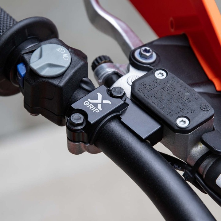 Kierownice i osprzęt X-GRIP osłona obejma wzmocnienie pompy sprzęgła (anti break clamp clutch) brembo po 2024 roku beta,ktm, hu…