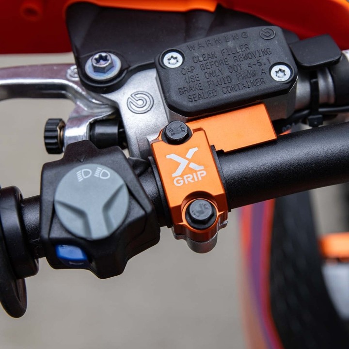 Kierownice i osprzęt X-GRIP osłona obejma wzmocnienie pompy sprzęgła (anti break clamp clutch) brembo po 2024 roku beta,ktm, hu…