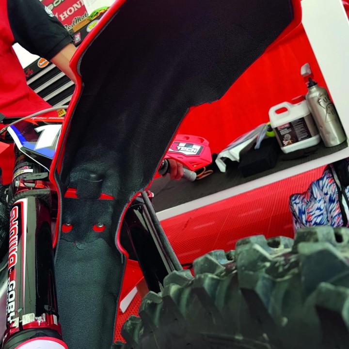 Plastiki i naklejki BLACKBIRD okleina przeciwbłotna honda crf 250 '22-'23, crf 450 '21-'23