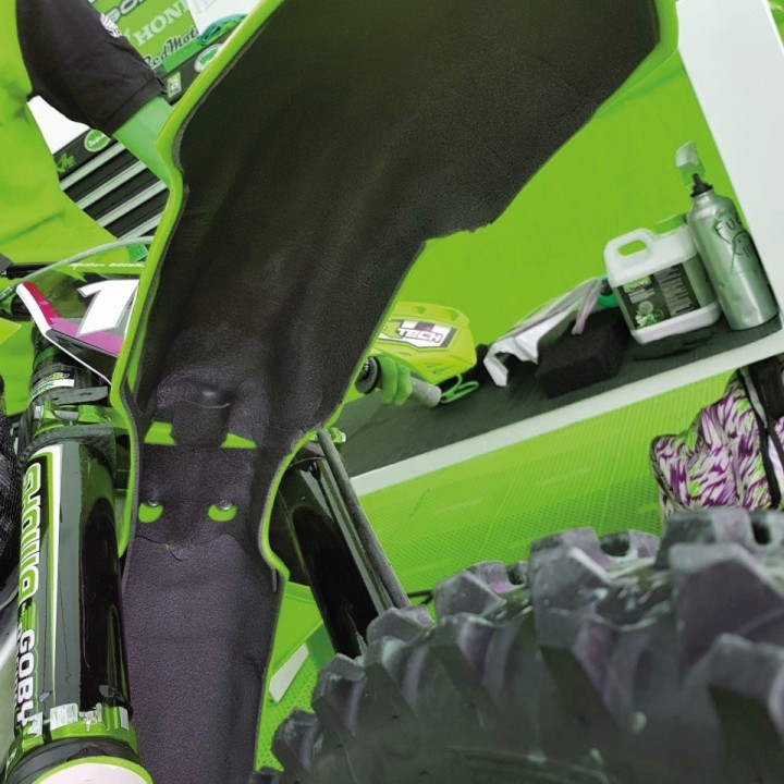 Plastiki i naklejki BLACKBIRD okleina przeciwbłotna kawasaki kxf 250 '17-'20 (anti-mud)