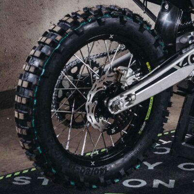 X-GRIP OSŁONA TYLNEJ TARCZY HAMULCOWEJ KTM EXC / EXC-F `04-, HUSQVARNA TE/FE `14-, HUSABERG - '13, GASGAS EC, EC-F '21- KOLOR CZERWONY - widok alternatywny