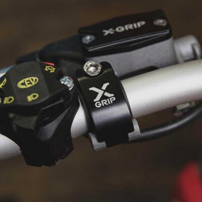 X-GRIP ZACISK ROTACYJNY - MOCOWANIE POMPY (ZAPOBIEGA PĘKNIECIU MOCOWANIA) DO POMPY HAMYLCA I SPRZĘGŁA BRAKTEC HUSQVARNA, GASGAS KOLOR CZARNY - widok alternatywny