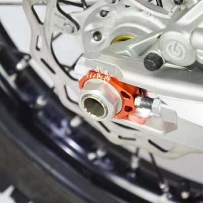 SCAR NOWY RACING NAPINACZE (NAPINACZ) TYLNEJ OŚKI (OSI) KTM 125-525 SX SX-F XC XC-F '13-'26, HUSQVARNA TC 125, FC 250-450 '16-'22, TC 250, FX 350/450 '17-'22 KOLOR POMARAŃCZOWY - widok alternatywny
