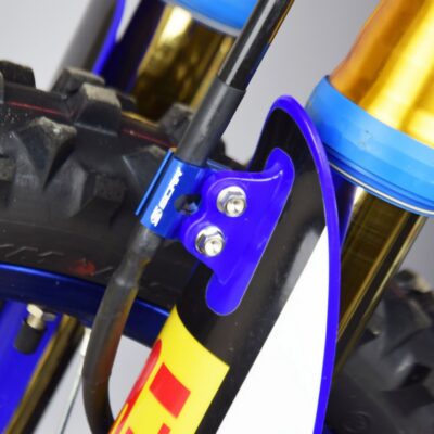 SCAR RACING UCHWYT (MOCOWANIE) PRZEWODU HAMULCOWEGO PRZÓD YAMAHA HONDA KAWASAKI SUZUKI FANTIC KOLOR NIEBIESKI - widok alternatywny