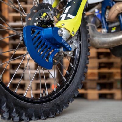 X-GRIP OSŁONA TARCZY HAMULCOWEJ PRZÓD/PRZEDNIEJ KTM EXC,EXC-F, HUSQVARNA TE, FE ,TC, FC '16-, GASGAS EC, EC-F, MC, MC-F 21-, KOLOR NIEBIESKI - widok alternatywny