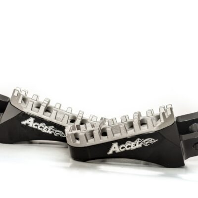 ACCEL PODNÓŻKI KAWASAKI KXF250 '05-'17, KXF450 '07-'17, ALUMINIUM T7075, KOLOR CZARNY, REGULOWANA SZEROKOŚĆ - PROMOCJA - widok alternatywny